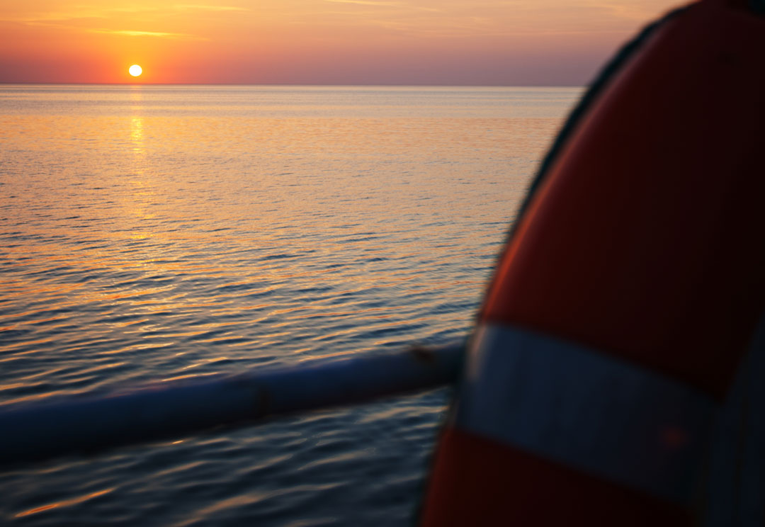 vista panorâmica do mar ao pôr do sol a partir de um barco de pesca